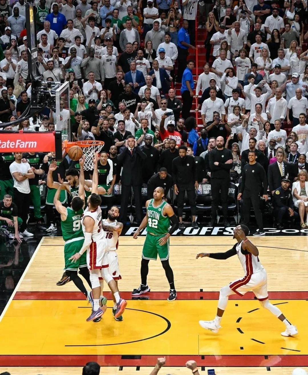 包含篮球巨星在今晚的比赛中展现出非凡的技术与激情的词条