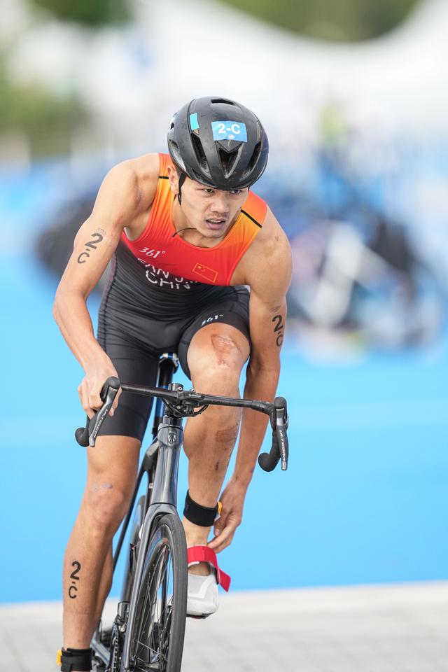 开云官网-南非选手表现亮眼，夺得银牌