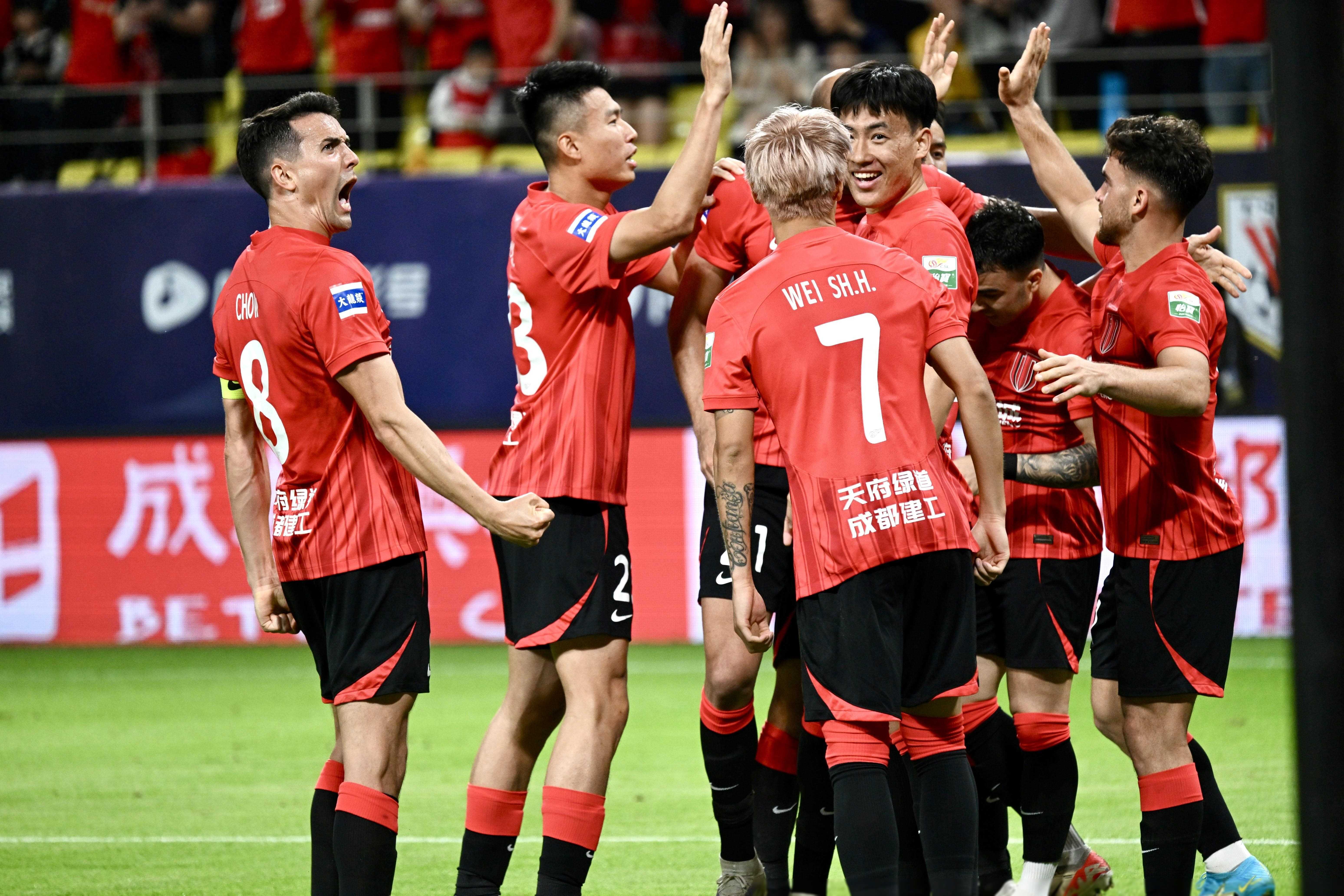 国内顶尖足球联赛火爆继续，球员们全力拼搏争胜的简单介绍