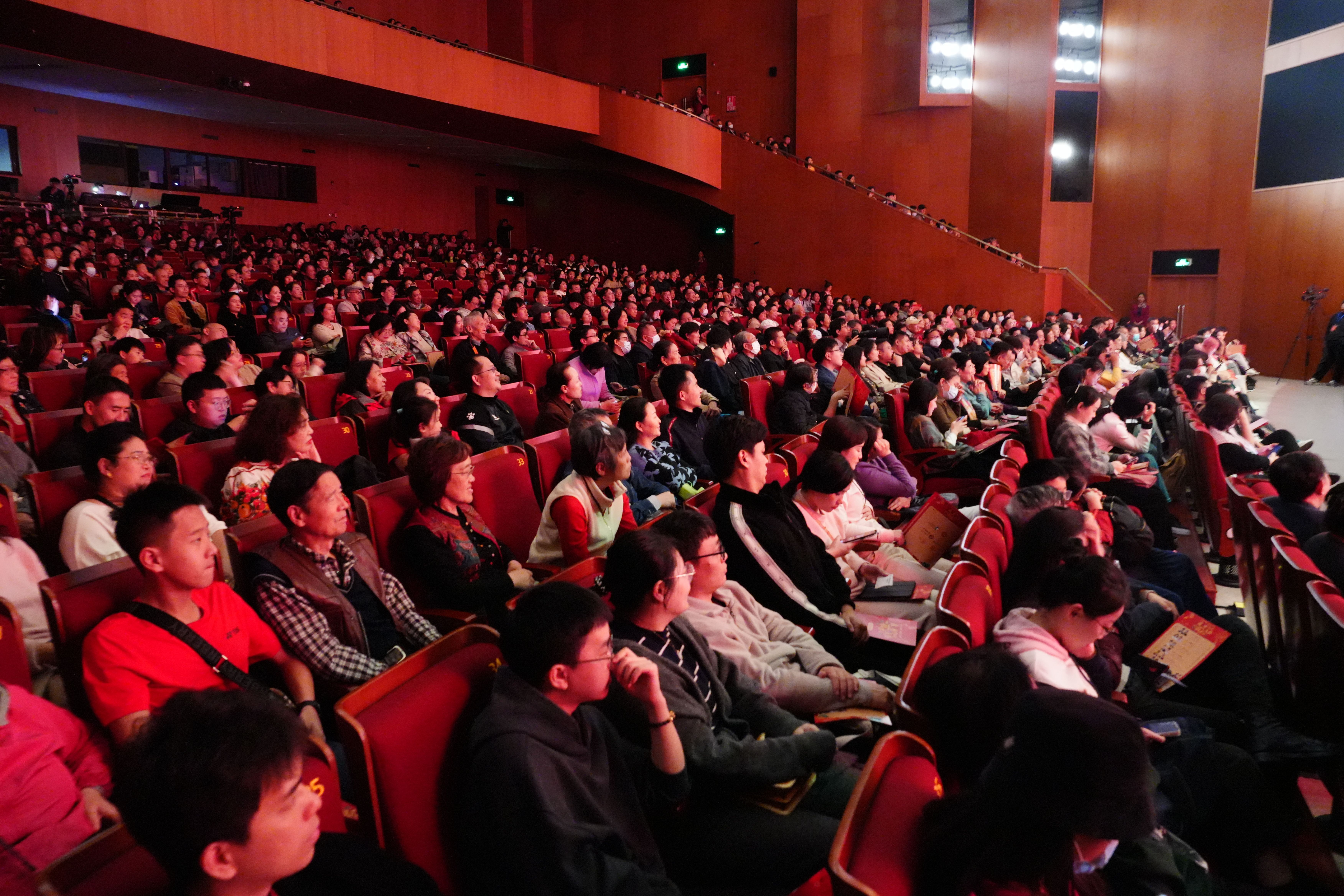 总决赛现场热闹非凡,观众激情高涨,呐喊声不绝于耳! 总决赛现场热闹非凡,观众激情高涨,呐喊声不绝于耳!